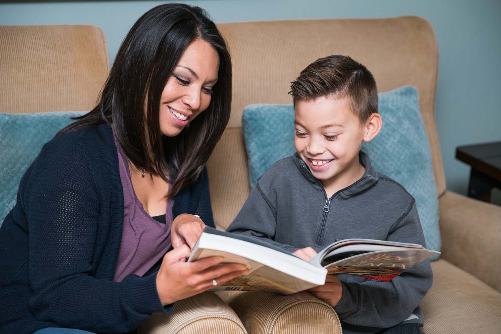 Madre leyendo con su hijo